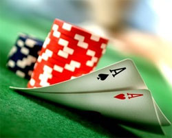 deux cartes en main au poker
